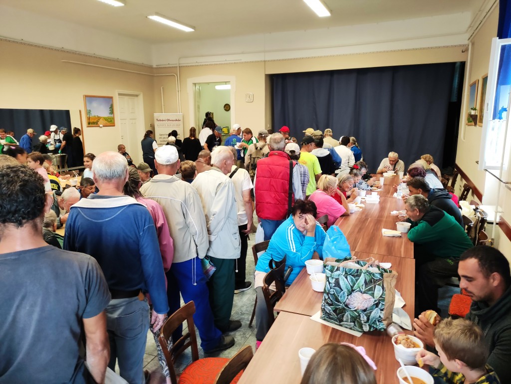 ételosztás 18-dik alkalom Tabáni Olvaskör (26)